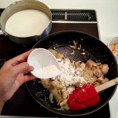 生クリームを少しずつ混ぜながら加え、さらに5分煮て、塩コショウで味をととのえる。
