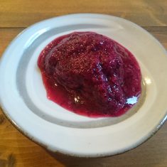 ジャボチカバを丸ごと凍らせて種を取り出した後、ミキサーにかけ皮まで粉砕し、ペースト状にする。