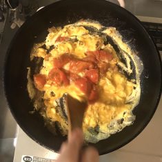 ②に③を入れ、卵をまわりから崩しながらよく混ぜれば完成