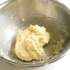 打ち粉（薄力粉、適量）をし4等分し丸めのこした卵を塗る。