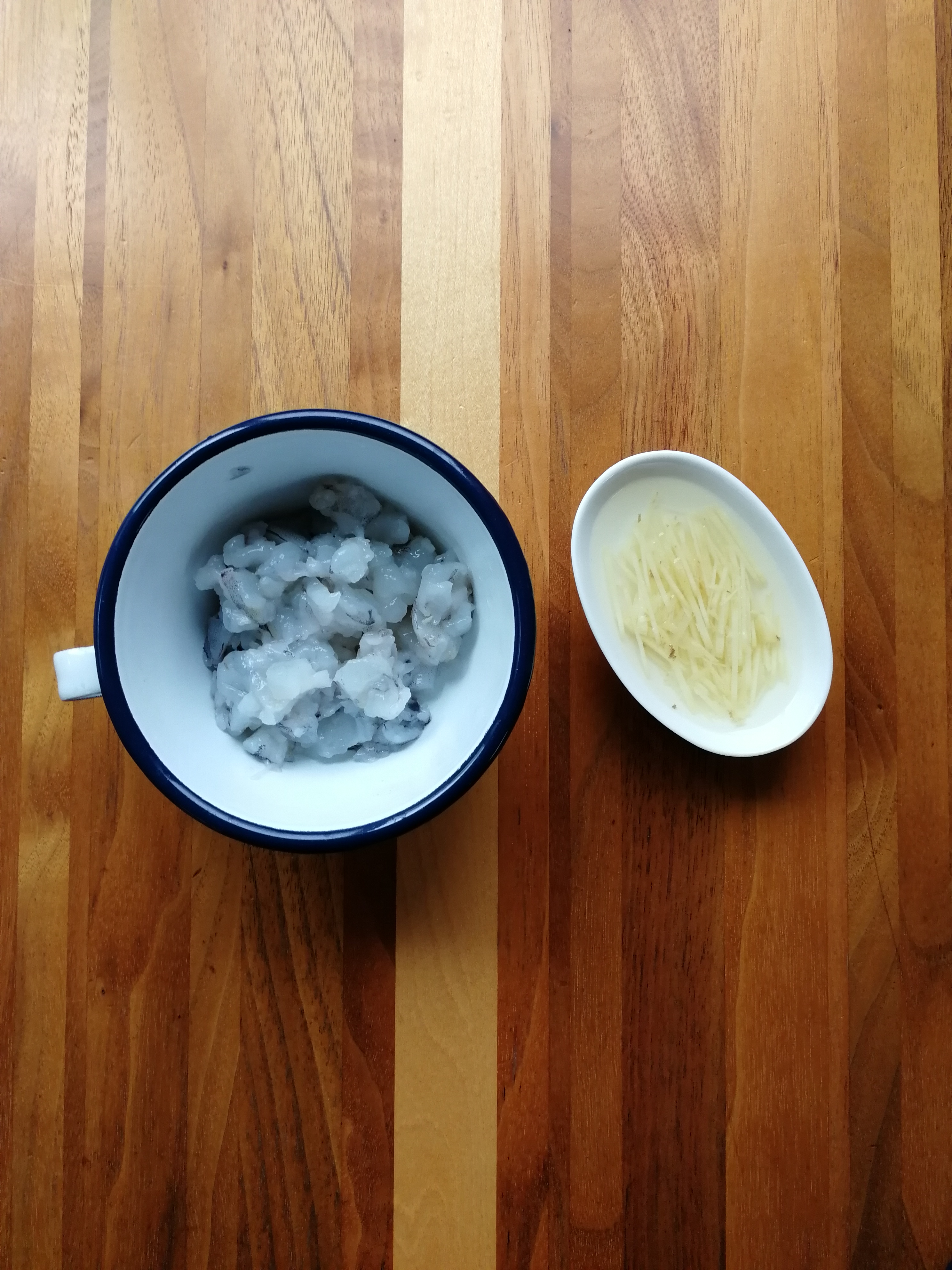 むきえびは粗目にたたく。生姜は針生姜にし水にさらす。