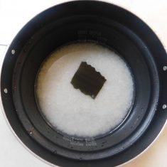 米は、洗水し、吸水させ、酒と昆布をいれ、炊く。