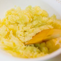 やわらかくなったら熱いままつぶして、塩こしょうをふる。