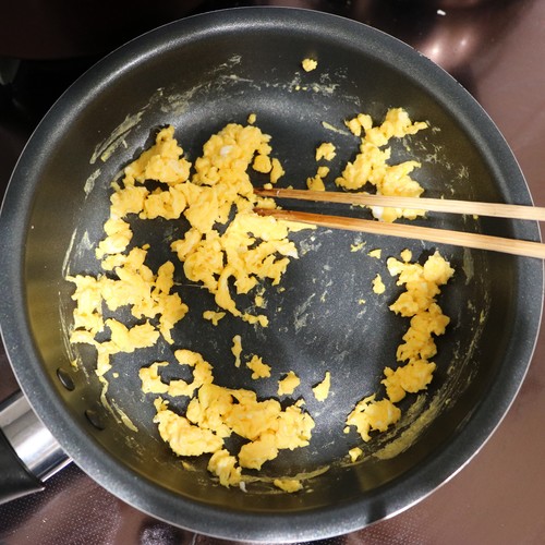 卵はよく溶き、フライパンに入れて菜箸で混ぜて炒り卵にする。