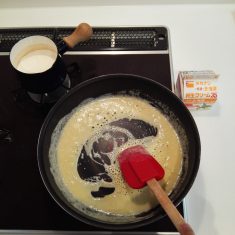 （ホワイトソースを作る）
小鍋に牛乳を入れ沸騰しないように温める。フライパンにバターを焦げないように熱し、小麦粉をふり入れ弱火で焦がさないように約2分炒める。