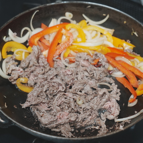 野菜がしんなりしたらフライパンの端に寄せ、空いた部分に牛肉を入れる。
肉の色が変わるまで炒めたら、＝A＝を加えて味付けする。
