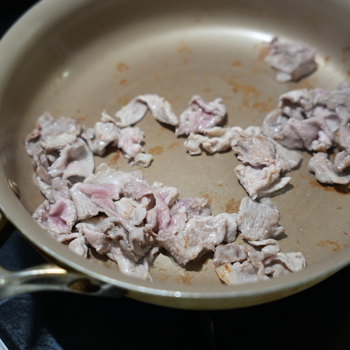 フライパンを中火で熱し、豚肉を炒める。
