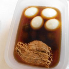 豚肉を切り分け、たまご、小口切りにしたネギをタップリそえて、出来上がり。