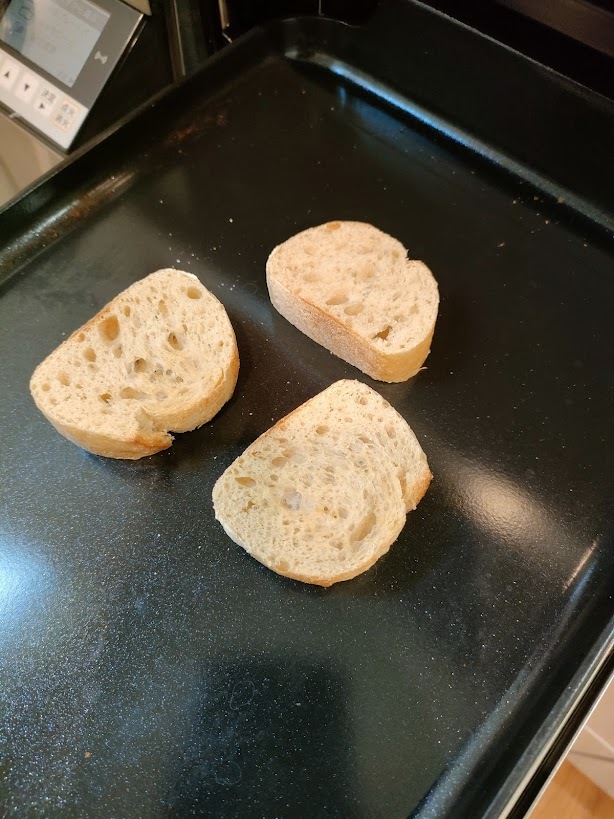 バゲットはマルチグリル調理モード［焼く］で焼く。