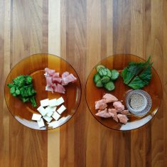 (A）：菜の花はさっと塩ゆでし、キッチンペーパーでしっかり水気をとっておく。生ハムとチーズはゴロゴロに切る。