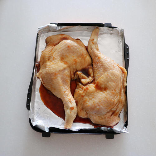 2を並べてマルチグリルのプレートに置き、マルチグリルのオートメニュー［鶏もも焼き］で加熱する。
