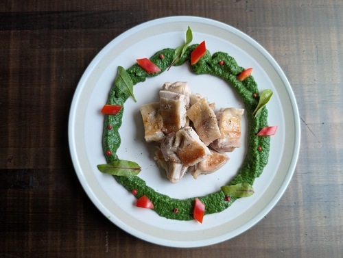 中央に食べやすくカットした鶏もも肉を盛る。