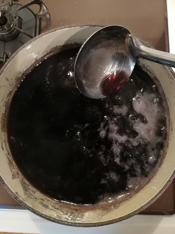 黒豆は丁寧に洗い、ザルにあげ水気をきっておく。
厚手の鍋に60℃くらいの湯を沸かし、すべての調味料を入れ、良く混ぜて溶かす。
（湯が熱すぎると豆がびっくりして味がしみこまなくなってしまう）