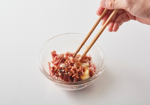 ボウルに豚ひき肉、Aをいれ、混ぜる。