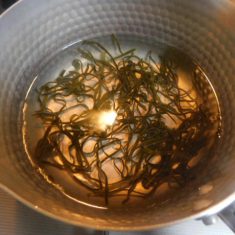 玉ねぎはスライス、大葉は細切り、ミニトマトは1/4にカットする。