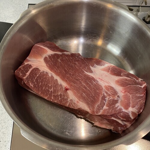 圧力鍋にサラダ油を入れよく熱し、豚かたまり肉を入れ全面をよく焼く。