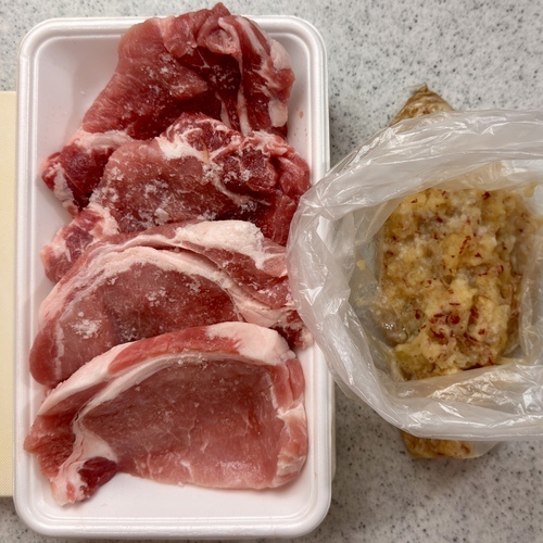 ＝下準備＝
豚肉に塩をふっておく。
りんごは皮を付けたまますりおろす。
＝漬けダレ＝は、食品用ビニール袋等に入れて混ぜておく。
