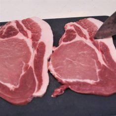豚肉は常温に戻し、筋切りする。