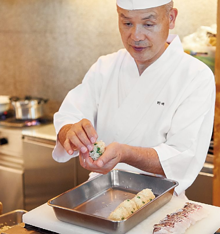 「おにぎりは握らない」が野﨑さん流。ふわっとやさしく手で包みます。にぎり方で米の甘みが全然違ってくるから驚き