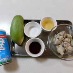 牡蠣は、塩でもみ洗いをする。