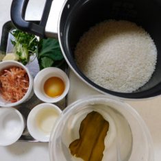 生姜はみじん切りにする。米は、洗い、吸水させる。