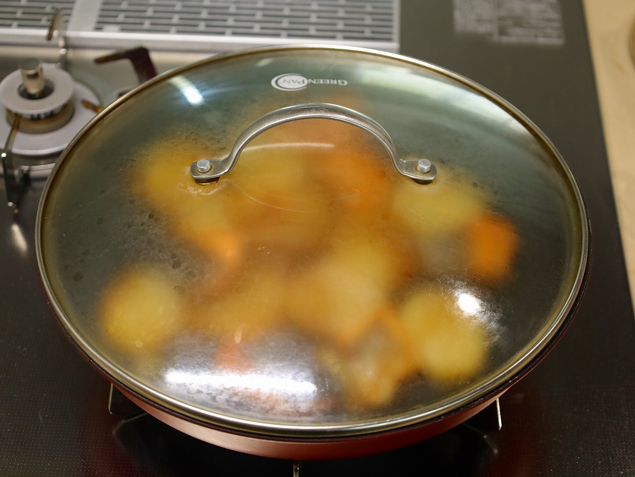 弱めの中火で155～160℃で温度キープし、焼き色が付いたら裏返して長芋を加え、蓋をして3～4分焼蒸し焼きにする。