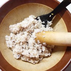 炊き上がったら、ご飯を半分潰れるくらいに搗く。