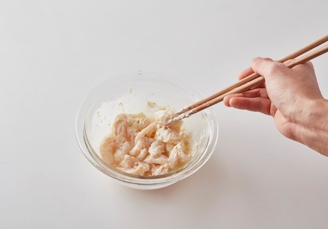 むきえびを背開きし、ボウルにいれ、塩、黒こしょう少々をふる。
天ぷら粉と片栗粉をまぶし、水を加え絡める。