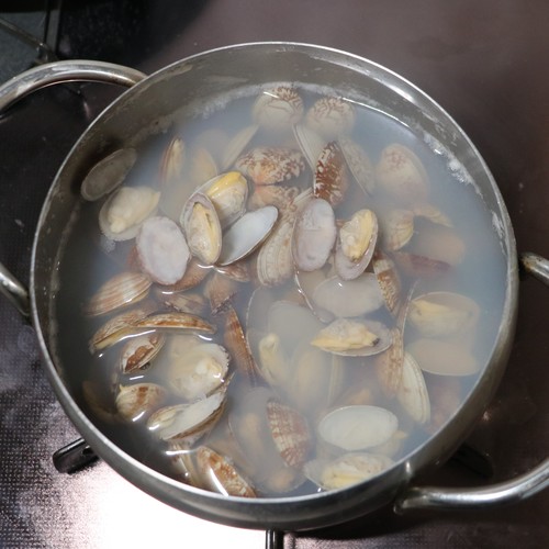 あさりは700mlの湯(分量外)に酒を加え、あさりを入れて貝が開いたらざるにあげて煮汁と貝を分ける。貝は身を外しておく。