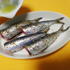 耐熱皿に並べ、白ワイン、レモン汁をふりかける。