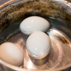 たまごは固めに茹でる（約8分）。