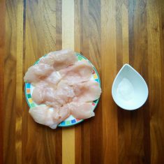鶏むね肉は6等分のスライスし、塩麹をまぶして米粉をはたく。