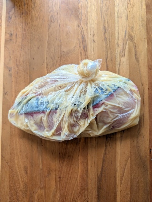 ＝西京みそ床＝に漬け、1～2日冷蔵庫で寝かす。