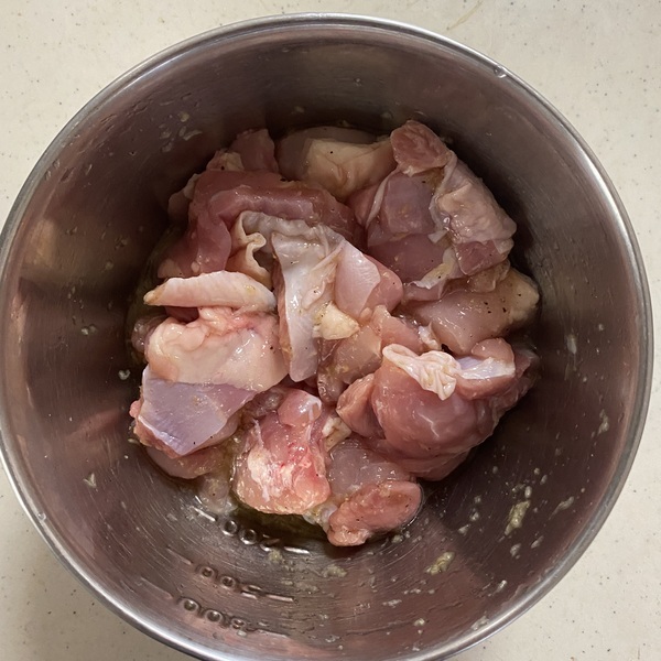 Ａのボウルに①の鶏もも肉を入れて下味をつける。そのまま10分程度置いておく。