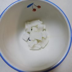 椀に角切りした長芋をいれ、汁を注ぎ入れる。