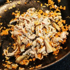 フライパンにごま油を熱し、②を炒める。