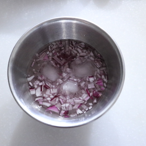 紫玉ねぎはみじん切りにし、氷水にさらして水気を取る。ミックスハーブは食べやすい大きさに切る。アボカドは2㎝角に切る。