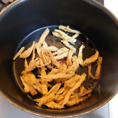 鍋にごま油を熱し、干したらをいれ、弱火で炒める。