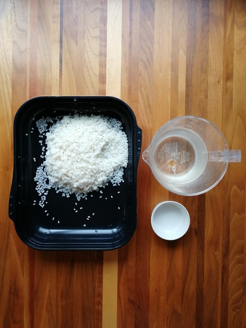 米は研いで、すし酢を足して通常の水の量になるように水を計って浸水する。
（通常2合の場合、水は400㏄なので400-すし酢60㏄＝340㏄の水）