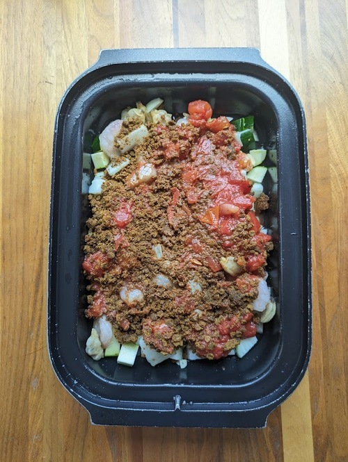 トマト缶・白ワイン・カレールウを入れる。