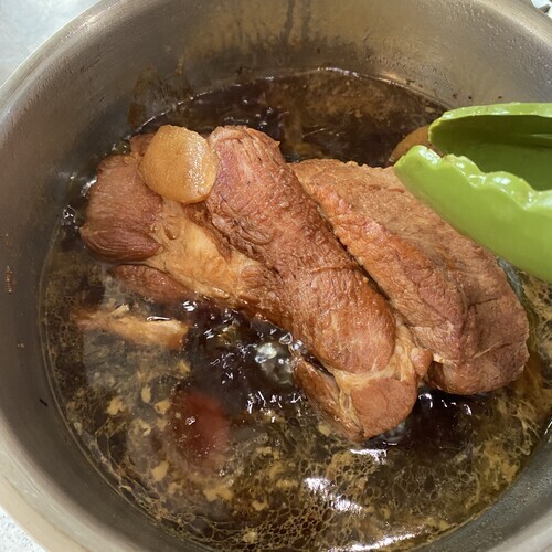 圧力が抜けたら蓋を開け、豚かたまり肉を反対に返し、中火で10分煮る。 