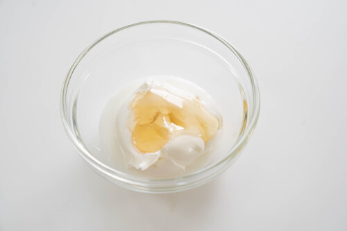 ボウルに常温で柔らかくしたクリームチーズ、はちみつと牛乳を加え、なめらかなクリーム状になるまで混ぜる。