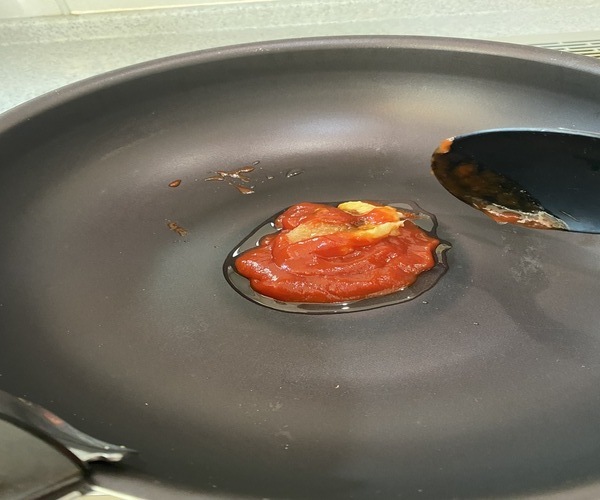 ④のフライパンをキッチンペーパーで拭いてサラダ油を熱し、弱火で＝B＝を炒める。