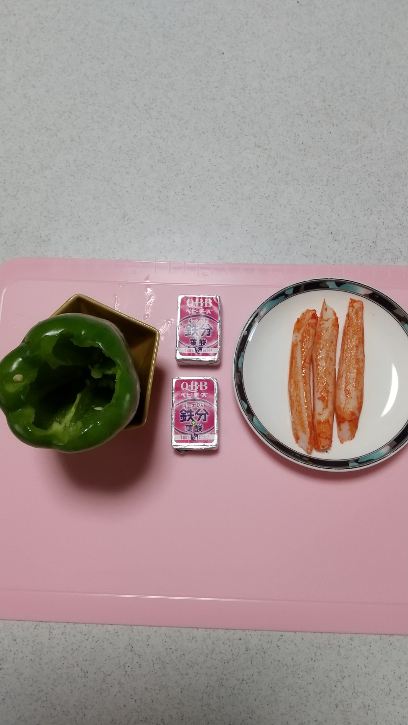 パプリカの中身をとる  カニカマとチーズをサイコロに切る