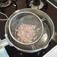 春雨は熱湯で4分（袋の表示通り）茹でて、ザルにあげ水を通しておく。