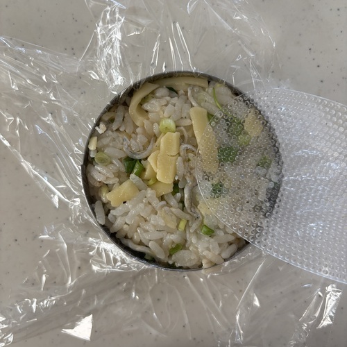 4等分にして、厚さ1.5㎝ほどの円形に整える。（ラップを敷いたセルクルで形を作るときれいに仕上がります。）