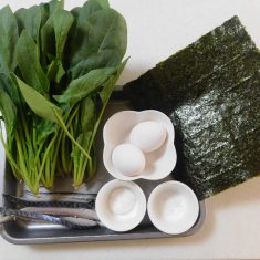卵をよくほぐし、（A）の調味料を加え、薄焼き卵をつくる。（卵液を漉すと、綺麗な薄焼き卵になります。）