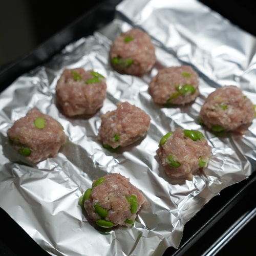 ボウルに鶏ひき肉・枝豆・おろししょうが・片栗粉・塩を加えてよく混ぜ8等分にして平たい円形に成形する。