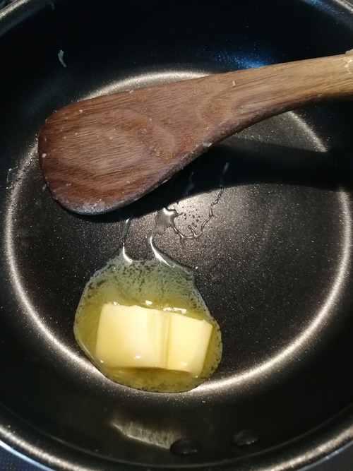 フライパンにバターを溶かし、漬けておいたキノコをしんなりするまで炒める。
