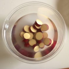 鍋にさつまいもを並べ、はちみつ、白ワインを入れ、かぶるくらいの水を加える。